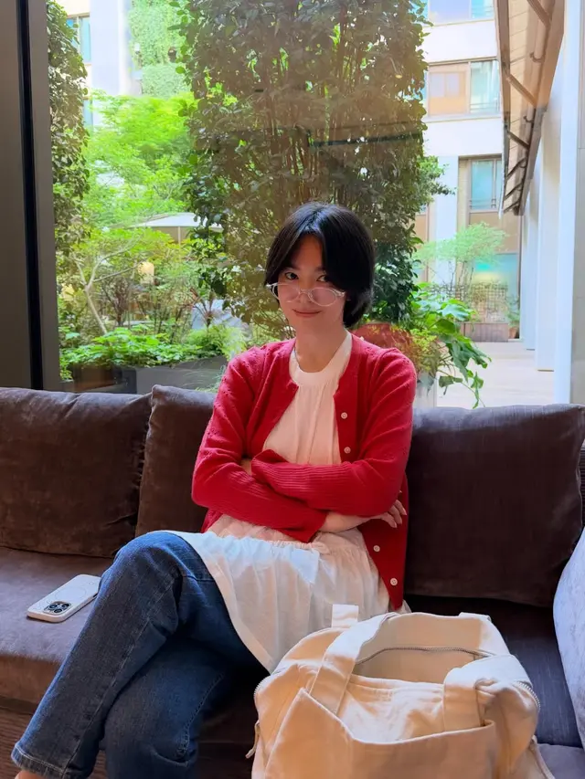 Song Hye Kyo Bak Gen Z, Tampil Manis dengan Tren Dress Over Jeans yang Lagi Hits