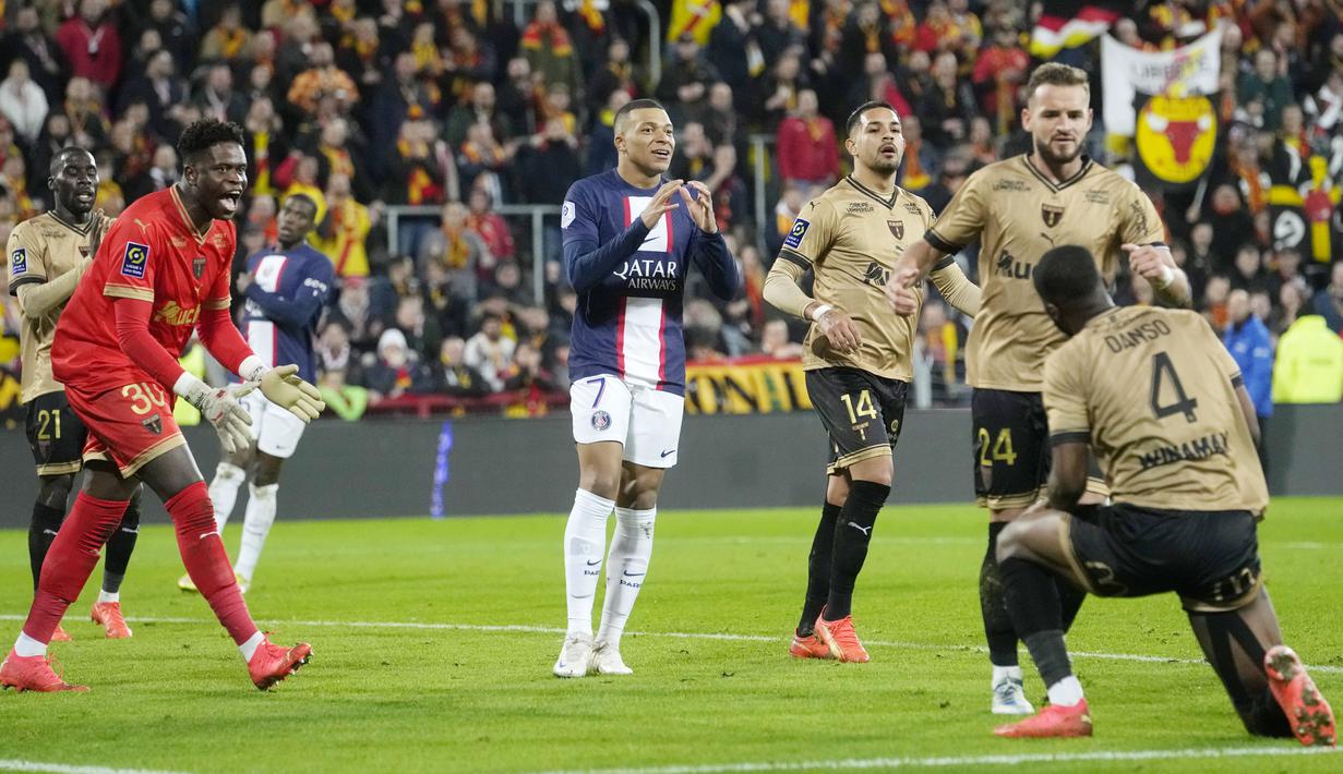 Dengan kekalahan pertamanya ini, PSG tetap ada di puncak klasemen Liga Prancis dengan nilai 44 dari 17 laga. Namun, PSG kini hanya terpaut empat poin saja dari Lens. (AP Photo/Thibault Camus)
