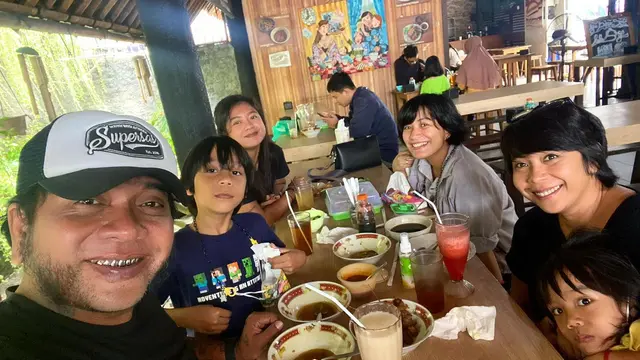 Tampil Akrab, Ini 7 Potret Kompak Kedua Istri Erix Soekamti