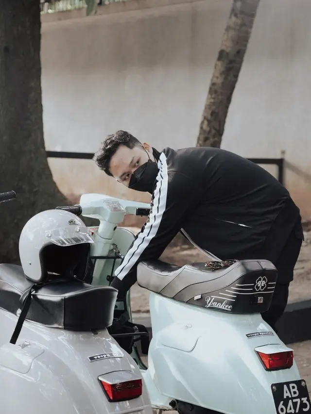 7 Potret Seru Azriel Hermansyah yang Kini Jadi Anak Vespa Klasik