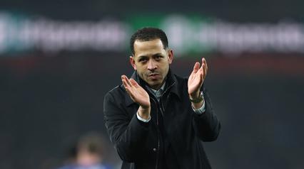 Manajer Chelsea, Liam Rosenior, menyapa para penggemar di akhir pertandingan leg kedua semifinal Carabao Cup melawan Arsenal di Emirates Stadium, Rabu (4/2/2026) dini hari WIB. (AP Photo/Ian Walton)