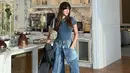 t-shirt dan denim dengan aksen berlapis memberikan kesan stylish yang menjanjikan.  [Foto: Instagram/ Raisa]