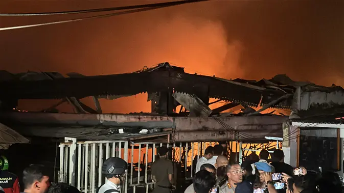 Požar v Pasar Taman Puring, promet na ulici Kyai Maja je bil zaprt