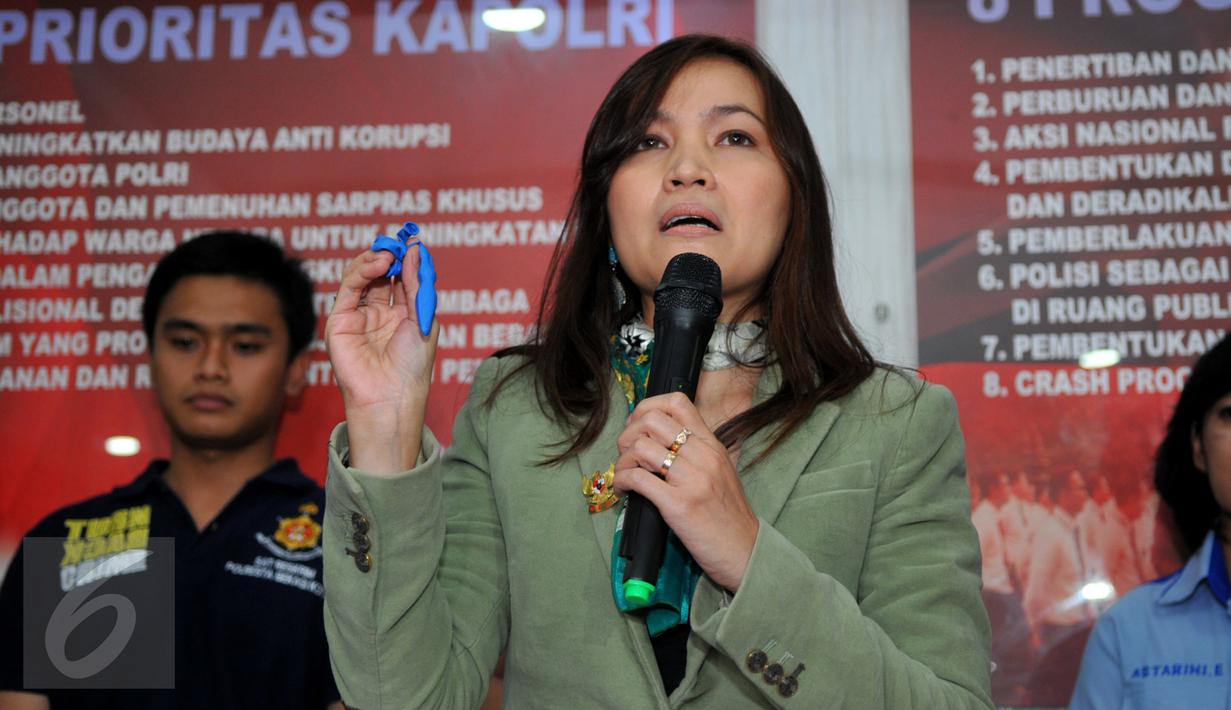 Petugas telah melakukan penyelidikan terkait jajanan yang diduga menggunakan alat kontrasepsi sebagai kemasannya, Jakarta, Kamis, (4/1/2016). Jajanan anak ini telah dicek oleh BPOM Serang Banten (Liputan6.com/Faisal R Syam)