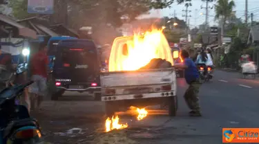 Citizen6, Pasuruan: Sebuah mobil pick up warna putih tiba-tiba terbakar, kejadian terjadi di Jalan Warungdowo, Kabupaten Pasuruan, tidak ada korban dalam pristiwa ini, Minggu (10/7). (Pengirim: Aries Deddy) 