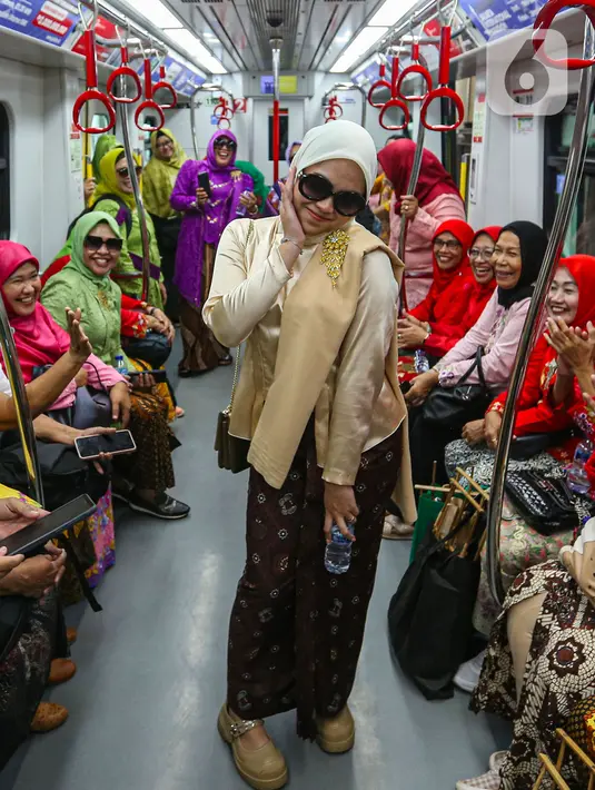 Aksi dilakukan sepanjang rute LRT Jakarta, dari Stasiun Velodrome hingga ke Pegangsaan Dua. (Liputan6.com/Angga Yuniar)