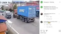 Kecelakaan antara sepeda motor dengan truk kontainer terekam kamera CCTV (Closed-circuit television). Dalam video yang dibagikan akun Instagram @fakta.jakarta, terlihat detik-detik kecelakaan bisa terjadi.