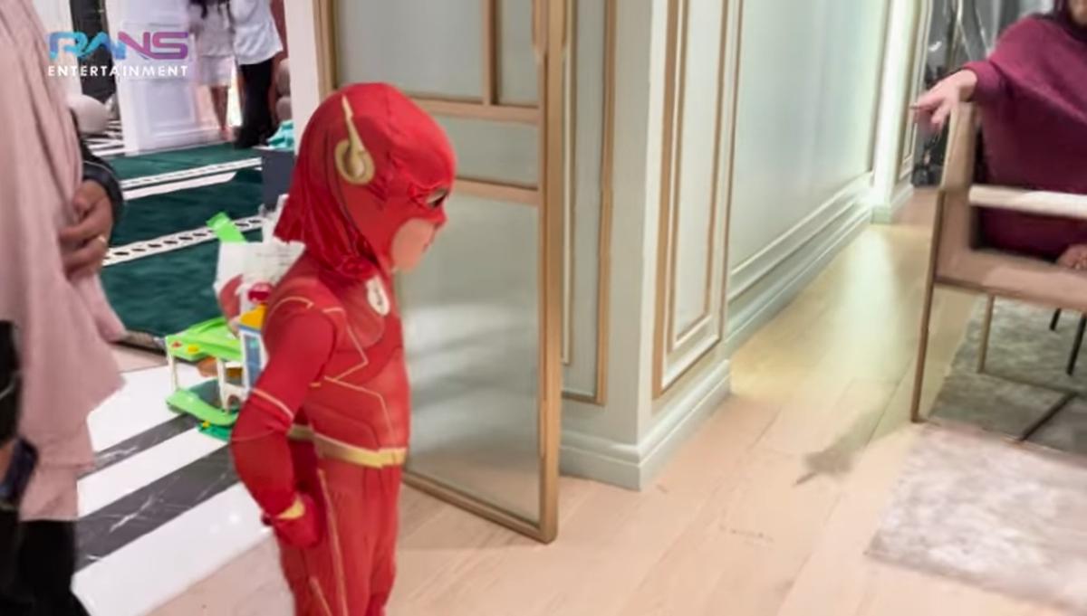 Serba-serbi Sahur Perdana Keluarga Besar Raffi Ahmad, Rayyanza Pakai Kostum The Flash & Rambut Baby Lily Gemas Banget