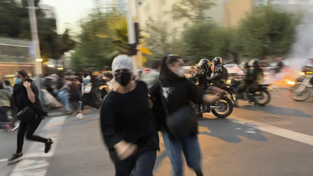 Iran mencekam di demo Mahsa Amini. Foto pendemo 19 September 2022.