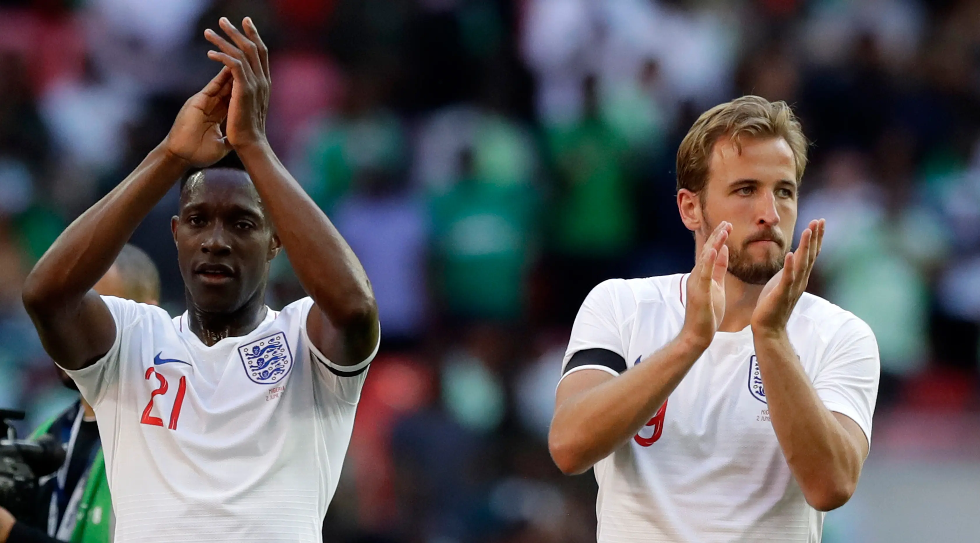 Pemain Inggris, Danny Welbeck (kiri) dan Harry Kane bertepuk tangan kepada pendukung di akhir laga uji coba Piala Dunia 2018 melawan Nigeria di Stadion Wembley, London, Inggris, Sabtu (2/6). Inggris menekuk Nigeria dengan skor 2-1.  (AP Photo/Matt Dunham)