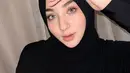 Banyak yang menyebut jika Margin tampak lebih anggun dengan hijab. Tampilan alis hingga bulu matanya yang lebat membuat penampilannya semakin memesona. (Liputan6.com/IG/@marginw)