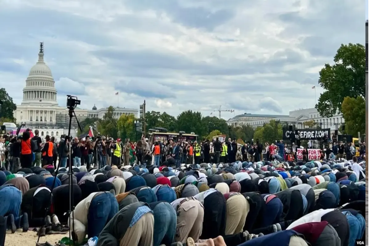 Sedikitnya dua ribu orang melakukan salat Jumat di lapangan National Mall di depan Gedung Capitol, Washington, DC hari Jumat (20/10). (VOA/Eva M.)