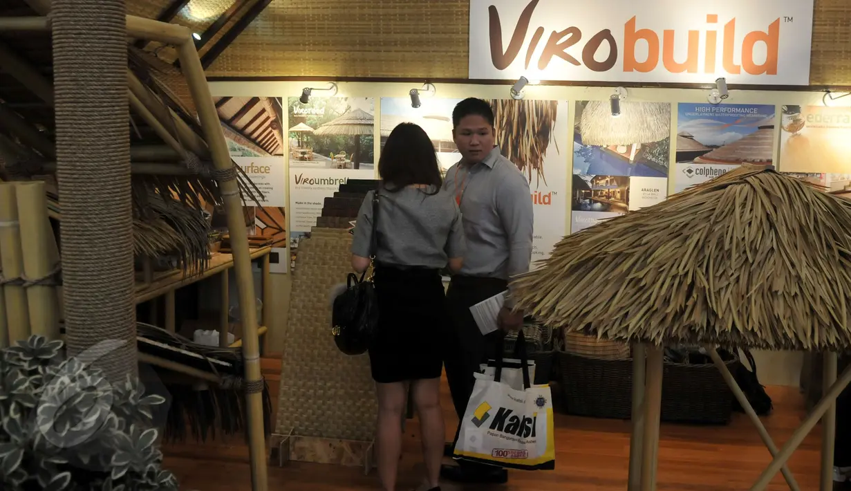 Pengunjung tampak melihat pameran Indobuildtech Expo 2015 di Jakarta Convention Center (JCC), Jumat (5/6). Pameran ini menampilkan lebih dari 1000 top brand produk material dan teknologi bangunan dari 19 negara peserta. (Liputan6.com/Johan Tallo) 