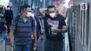 Penumpang kereta api berjalan membawa barangnya di Stasiun Pasar Senen, Jakarta, Jumat (8/7/2022). Dua hari menjelang Idul adha 2022, jumlah penumpang kereta api jarak jauh meningkat dua kali lipat di Stasiun Pasar Senen dengan jumlah 14.470 penumpang dari 24 jadwal keberangkatan KA. (Liputan6.com/Herman Zakharia)