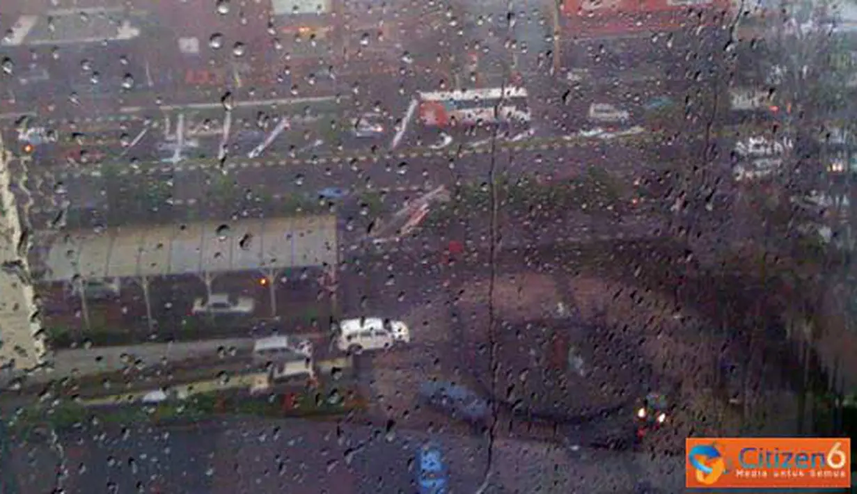 Citizen6, Jakarta:Rabu (16/3), Angin yang begitu kencang disertai hujan deras melanda Senayan, bahkan kemudian turun hujan es sebesar bola golf (Pengirim:Spiderio