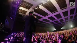 Vokalis The Script, Danny O'Donoghue menyapa ribuan fansnya dalam konser bertajuk 'Freedom Child Tour' di Jakarta, Selasa (10/4). (Liputan6.com/Faizal Fanani)