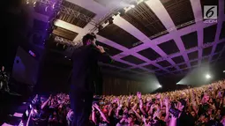 Vokalis The Script, Danny O'Donoghue menyapa ribuan fansnya dalam konser bertajuk 'Freedom Child Tour' di Jakarta, Selasa (10/4). (Liputan6.com/Faizal Fanani)