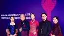 Lutesha tampil ekstra glamor dalam balutan kebaya berpayet panjang warna fuchsia dengan detail high slit, dipadukan dengan corset nuansa emas dari Kenakan.  [@therealdisastr].