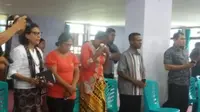 Foto : Aktivis dan keluarga menggelar doa bersama saat ulang tahun kematian Adelina Sau, TKW asal NTT (Liputan6.com/Ola Keda)