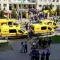 Ambulans dan truk polisi diparkir di sebuah sekolah setelah penembakan, di Kazan, Rusia, Selasa, 11 Mei 2021. Media Rusia melaporkan bahwa beberapa orang telah tewas dan terluka dalam penembakan di sekolah tersebut. (AP Photo)