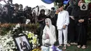 Bunga Citra Lestari atau BCL bersama anaknya Noah Sinclair memandangi foto Ashraf Sinclair saat pemakaman di San Diego Hills, Karawang, Jawa Barat, Selasa (18/2/2020). Ashraf Sinclair mengembuskan napas terakhir pukul 04.51 WIB pagi tadi. (Liputan6.com/Faizal Fanani)