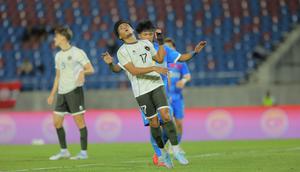 Pemain Timnas Indonesia U-17, Rahmat Arjuna, saat bertanding melawan Filipina U-22 pada lanjutan SEA Games 2025 di 700th Anniversary of Chiang Mai Stadium. (Bola.com/Bagaskara Lazuardi)