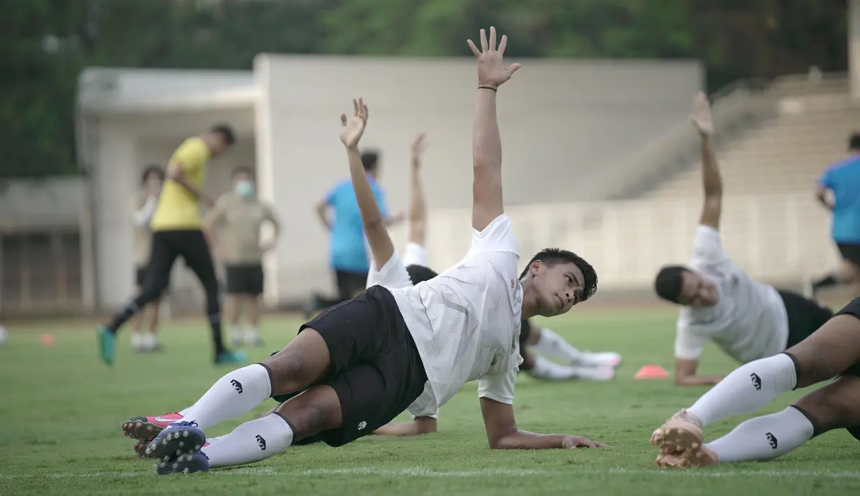 Pemain Timnas Indonesia saat mengikuti sesi latihan perdana di Stadion Madya, Jakarta, Jumat (7/8/2020) sore WIB. Sebanyak 24 pemain Timnas Indonesia jalani latihan perdana dengan mengikuti protokol kesehatan. (dok.PSSI)