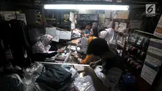 Pedagang melayani calon pembeli seragam sekolah saat berbelanja di salah satu toko di Pasar Sunan Giri, Jakarta, Selasa (3/7). Orangtua murid mulai berburu seragam sekolah untuk anak mereka jelang tahun ajaran baru 2018/2019. (Merdeka.com/Iqbal Nugroho)