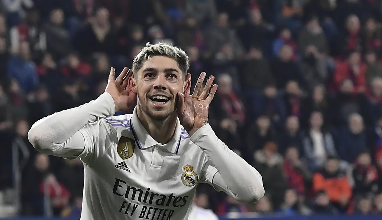 <p>Gelandang Real Madrid, Federico Valverde melakukan selebrasi setelah mencetak gol ke gawang Osasuna pada pertandingan lanjutan La Liga Spanyol di stadion El Sadar di Pamplona, Spanyol, Minggu (19/2/2023). Real Madrid menang atas Osasuna dengan skor 2-0. (AP Photo/Alvaro Barrientos)</p>