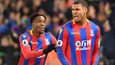 Pemain Crystal Palace, Ruben Loftus-Cheek (kanan) menyumbangkan satu gol untuk kemenangan timnya atas Stoke City pada laga premier League di Selhurst Park, (25/11/2017). Crystal Palace menang 2-1. (AFP/Olly Greenwood)