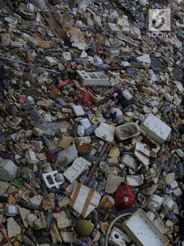 Tumpukan sampah yang terbawa arus sungai Ciliwung terlihat, Jakarta, Selasa (23/10). Dinas Lingkungan Hidup mengantisipasi terjadinya peningkatan volume sampah saat musim penghujan tiba di setiap pintu air Jakarta. (Merdeka.com/Imam Buhori)