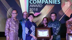 Head of Corporate Communication, Irnawati W Kahardja (ketiga kiri) mewakili pimpinan PT Surya Citra Media Tbk menerima penghargaan Fast Growing New Public Company kategori Trade Services and Investment di Jakarta, (31/7). (Liputan6.com/Helmi Fithriansyah)