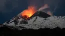 Sekitar 3.000 orang yang tinggal di lereng gunung meninggal karena sesak napas. Lebih buruk lagi, Etna menyemburkan abu dan lava ke angkasa. (AP Photo/Etnawalk, Giuseppe Di Stefano)