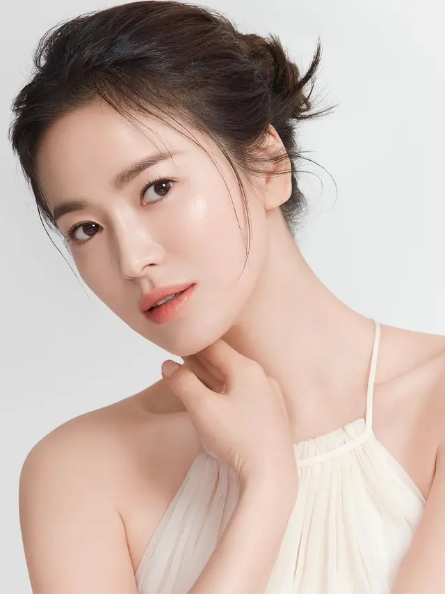 11 Inspirasi Gaya Rambut Song Hye Kyo dengan Poni Tanggung yang Bikin Awet Muda