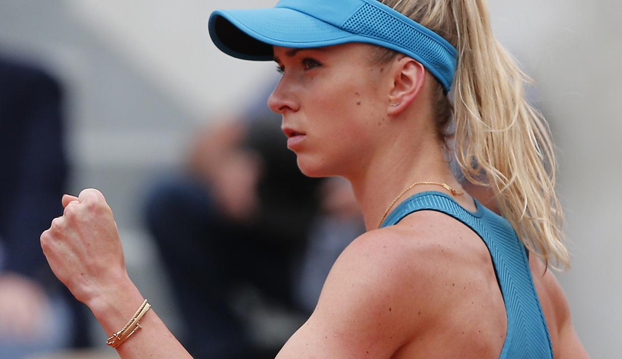 Gaya petenis Ukraina, Elina Svitolina mencetak angka saat melawan petenis Slovakia, Viktoria Kuzmova pada ajang Prancis Terbuka 2018 di Roland Garros stadium, Paris, (30/5/2018).  (AP/Thibault Camus)