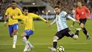 Aksi Lionel Messi saat melawan Brasil pada laga persahabatan di Melbourne Cricket Ground, Melbourne, Australia, (9/6/2017). (Joe Castro/AAP Image via AP)