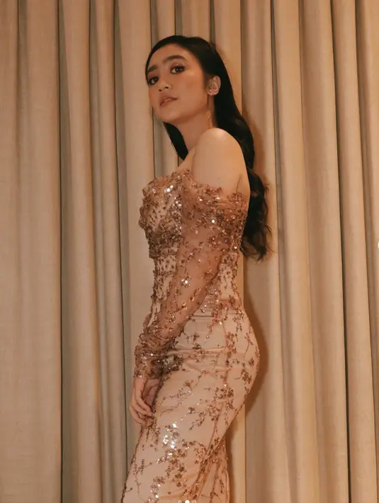 Mengenakan kebaya off shoulder, Febby rastanty terlihat lebih glamor. [Foto: Instagram/ Febby Rastanti]