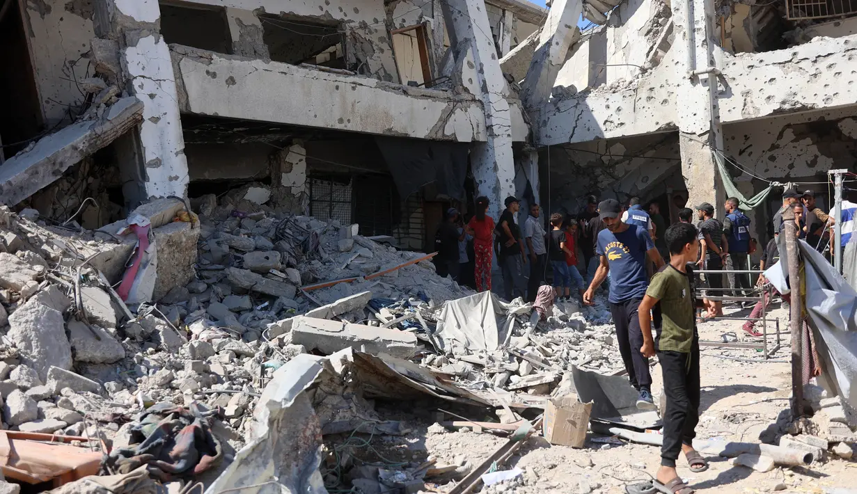 Diketahui, salah satu sekolah tersebut, yakni Al-Zahra merupakan salah satu tempat perlindungan para pengungsi Palestina. (Omar AL-QATTAA/AFP)