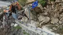 Puluhan jalan rusak, bersama dengan lebih dari 100 jembatan, kata Xia Linmao, wakil walikota Beijing, pada konferensi pers pada hari Rabu. (Ju Huanzong/Xinhua via AP)