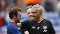 Juan Mata (kiri) dan Jose Mourinho, saat Manchester United bersua Wigan Athletic pada laga pramusim di DW Stadium (16/7/2016). Nasib Mata masih belum menentu di Manchester United.  (Reuters/Lee Smith)