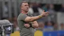 Reaksi kecewa pelatih Timnas Ukraina, Serhiy Rebrov terhadap penampilan anak asuhnya saat menghadapi Timnas Italia pada laga Grup C Kualifikasi Euro 2024 di San Siro Stadium, Milan, Rabu (13/9/2023) dini hari WIB. (AP Photo/Antonio Calanni)