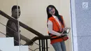Ekspresi Bupati nonaktif Kepulauan Talaud Sri Wahyumi Maria Manalip (kanan) saat tiba di Gedung KPK, Jakarta, Selasa (20/8/2019). Sri Wahyumi diperiksa sebagai tersangka terkait dugaan suap pengadaan barang di Kabupaten Kepulauan Talaud Tahun Anggaran 2019. (merdeka.com/Dwi Narwoko)