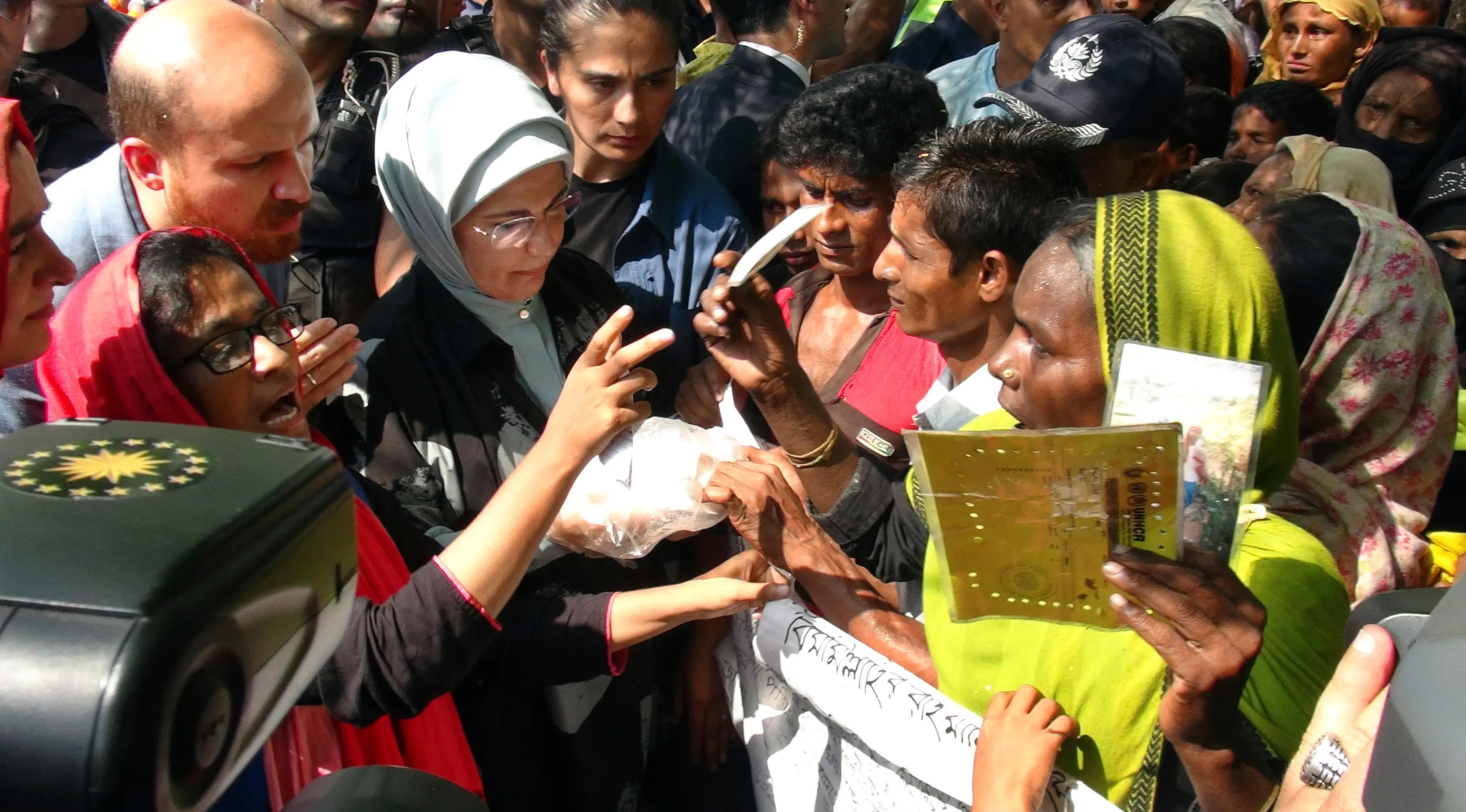 Ibu Negara Turki, Emine Erdogan menemui muslim Rohingya yang melarikan diri dari Myamnar, di kamp pengungsi Kutupalong, Bangladesh, Kamis (7/9). Kedatangannya untuk menyerahkan bantuan kepada muslim Rohingya. (Presidency Press Service via AP, Pool)