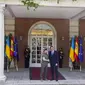 Presiden Ukraina Volodymyr Zelenskyy dan Perdana Menteri Spanyol Pedro Sanchez saat keduanya bertemu di Madrid pada Senin (27/5/2024). (Dok. AP Photo/Paul White)