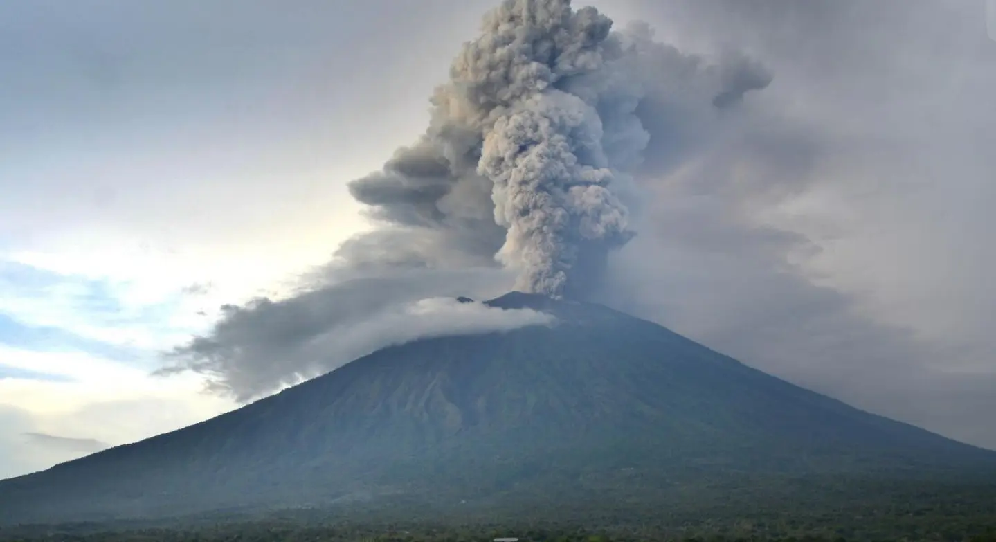 Gunung Agung berpotensi meletus, saat ini statusnya meningkat ke Level IV atau tertinggi, menandakan erupsi kemungkinan besar akan terjadi.
