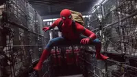 Aksi Tom Holland saat memerankan karakter Spiderman di film `Spider-Man: Homecoming.`. Film ini  dijadwalkan akan dirilis pada 7 Juli 2017 di AS. Sekuel film direncanakan akan dirilis pada 5 Juli 2019. (Chuck Zlotnick/Columbia Pictures-Sony via AP)