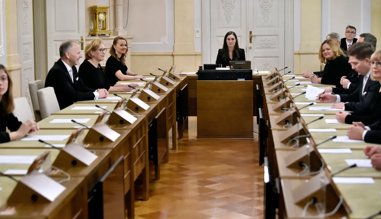 Perdana Menteri Finlandia Sanna Marin (tengah) mengetuai pertemuan pemerintah pertamanya di Helsinki, Finlandia, Selasa (10/12/2019). Sebelum menjabat sebagai PM Finlandia, Marin adalah Menteri Transportasi Finlandia. (Jussi Nukari/Lehtikuva via AP)
