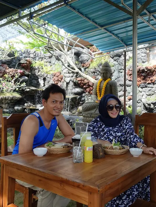 "Nyesek dada ini liat.a hiks hiks," tulis ana_budiarti. "Yak. Jangan diliat bikin sakit," tulis alfyay. "Heeemmmm romantisss nya....." tulis elda_. "Romantis kali bahh abang ferdinuril ni ma anak istrinya buat baper orang aja," tulis renyafriera98.