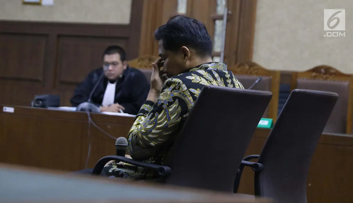 Anggota Komisi VI DPR RI Bowo Sidik Pangarso saat menjalani sidang pembacaan dakwaan di Pengadilan Tipikor, Jakarta, Rabu (14/8/2019). Bowo Sidik Pangarso didakwa dalam kasus dugaan suap dan gratifikasi terkait kerja sama pengangkutan dengan PT HTK. (Liputan6.com/Helmi Fithriansyah)