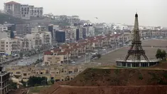 Replika Menara Eiffel terlihat di sebuah bukit di Kota Bahria, pinggiran Islamabad, Pakistan, 16 Maret 2016. Replika dengan tinggi mencapai 80 meter itu diklaim sebagai tertinggi ketiga di dunia setelah yang ada di Paris dan China. (REUTERS/Caren Firouz)